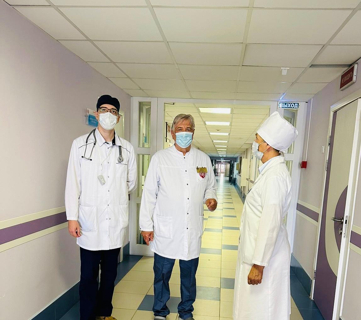 Сегодня во время обхода главный врач нашего Центра Сергей Борисович Рыбалкин посетил инфекционное боксированное отделение №1